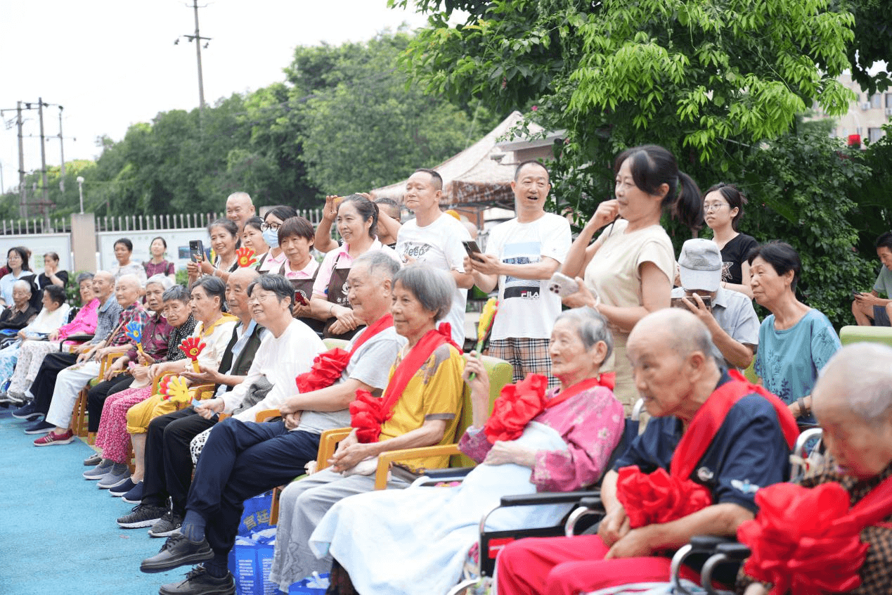 西南口腔携手老龄事业基金会为百岁老人举办生日宴会